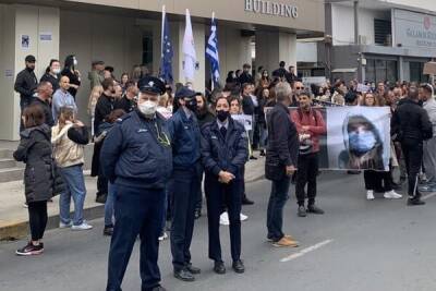 Полицейские арестовали протестующего в Лимассоле, бросив его детей одних на проезжей части - cyprusbutterfly.com.cy - Лимассоле