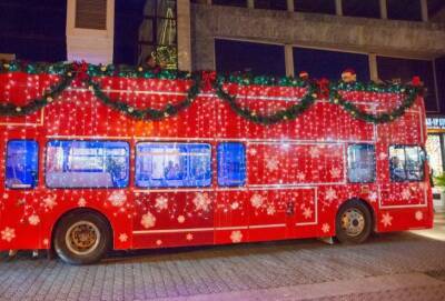 Автобус с кипрским Дедом Морозом забросали камнями и попытались сжечь - russiancyprus.news - Кипр - Лимассол - Никос