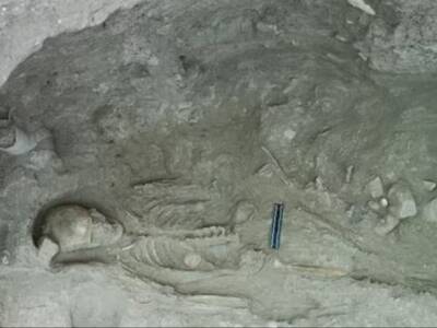 На Кипре археологи раскопали гробницу, где обнаружили останки более 150 человек и золотые драгоценности - unn.com.ua - Кипр - Египет - Украина - Италия - Киев