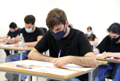 На Кипре стартовали выпускные экзамены. Обязательны маски и отрицательные результаты тестов на Covid-19 (фотоподборка) - evropakipr.com - Кипр