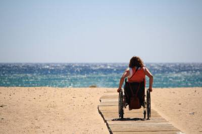 На пляже Lady's mile установили съезд в море для инвалидов - cyprusbutterfly.com.cy - Кипр - деревня Асоматос