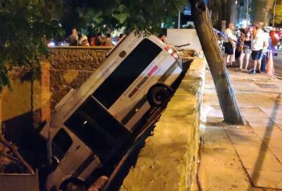 В ров Констанца Венецианских стен Никосии упал микроавтобус (видео) - evropakipr.com - Кипр - Никосия