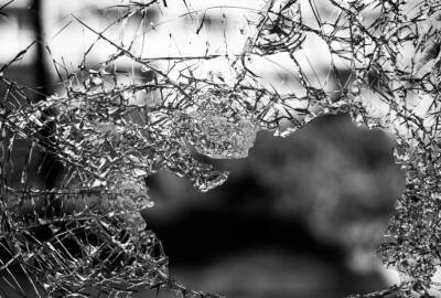 Две женщины разбили железными прутьями окна в машине мужчины - evropakipr.com - деревня Куклия