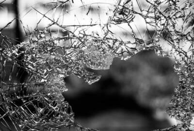 Две женщины разбили железными прутьями окна в машине мужчины - russiancyprus.news - деревня Куклия