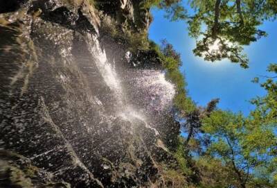 Что делать во время жарких выходных на Кипре? Искупаться в водопаде Каледония! - cyprusnews.online - Кипр