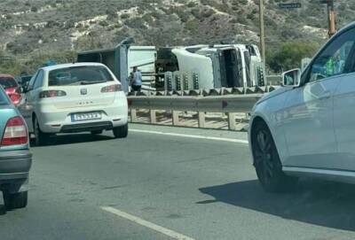 На шоссе возле Лимассола перевернулся грузовик с песком - russiancyprus.news - Кипр - Никосия - деревня Мони
