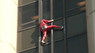 Французский «Человек-паук» взбирается на парижскую башню, чтобы призвать к ослаблению бензиновых забастовок, социальному диалогу - kiprinform.com - Сша - Франция - Париж