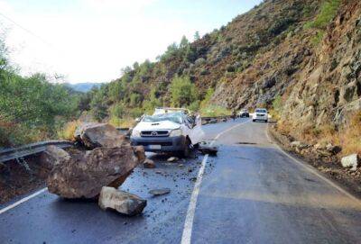 На автомобиль упал обломок скалы. Водитель получил легкие травмы - russiancyprus.news - Кипр - Лимассол