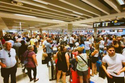 Яннис Карусос - Тысячи людей застряли в аэропорту Пафоса из-за забастовки рабочих - cyprusbutterfly.com.cy