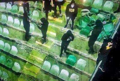 Фанаты Apollon и AEL забросали друг друга камнями и петардами на стадионе «Цирио» - russiancyprus.news - Кипр - Лимассол