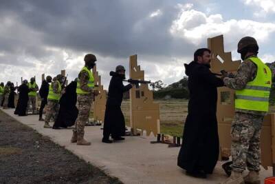 На Кипре священники приняли участие в учебных стрельбах - cyprusbutterfly.com.cy - Кипр