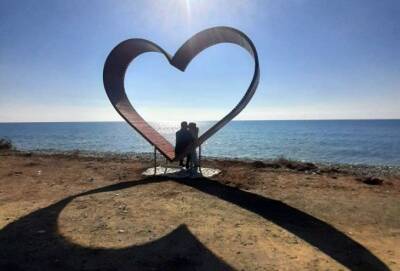 На южном побережье Кипра появилась гигантская рамка в виде сердца - cyprusnews.online - Кипр