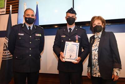 Стефи Драку - Награждены два кипрских полицейских, спасшие две жизни - evropakipr.com - Кипр - Никосия