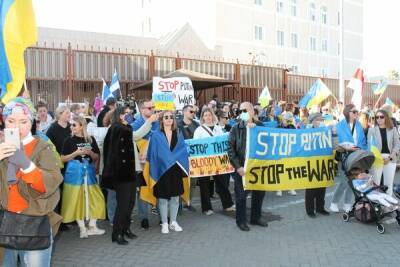 У здания посольства РФ в Никосии прошла массовая акция протеста - cyprusbutterfly.com.cy - Никосия - Россия