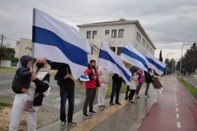 Россияне провели антивоенный митинг в Никосии под флагами новгородской республики - cyprusbutterfly.com.cy - Кипр - Никосия - Россия - Швейцария - Украина