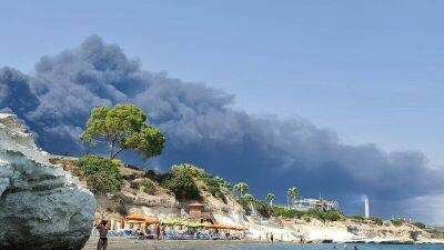 Пожар на свалке автопокрышек между деревнями Калавасос и Мари - cyplive.com - Кипр - Никосия