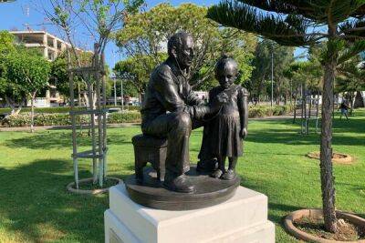 В Лимассоле установлен памятник детскому врачу Америкосу Аргириу - cyprusbutterfly.com.cy - Кипр - Никосия - Сша - Англия - Афины