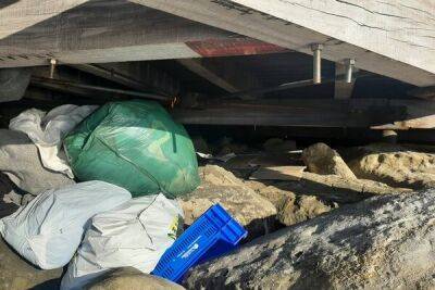 В Лимассоле обнаружили беженцев, которые проживали под пирсом в районе Молоса - cyprusbutterfly.com.cy