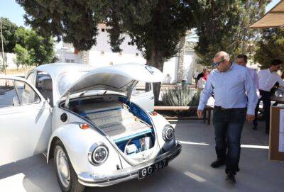 Яннис Карусос - Учащиеся ПТУ в Никосии превратили 51-летний Volkswagen Beatle в электромобиль - evropakipr.com - Кипр - Никосия