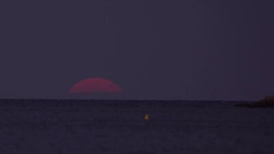 Крупнейшее суперлуние года осветило греческое побережье багровым светом - kiprinform.com