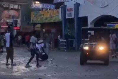 Стив Теодулу - Пьяные беженцы на центральной площади Айя-Напы нападают на туристов - cyprusbutterfly.com.cy - Кипр