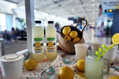 Мария Курупи - Hermes Airports запустил продажу домашнего лимонада из лимонов, которые растут на территории аэропорта Ларнаки - cyprusbutterfly.com.cy - Кипр