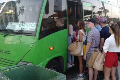 Пассажиры Айя-Напы дерутся за места в автобусах - cyprusbutterfly.com.cy - Никосия - Болгария