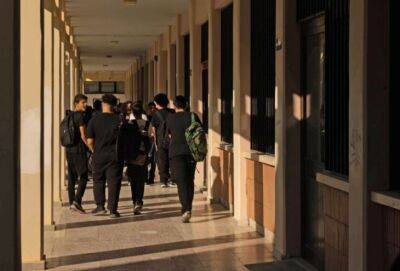 В гимназии Ларнаки не были допущены к учебе более 25 школьников. Из-за «неподобающих» причесок и цвета обуви - cyprusnews.online - Кипр