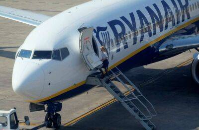 Пассажирский самолет Ryanair, приземлившийся в Афинах, обыскали из-за угрозы взрыва - kiprinform.com - Греция - Афины