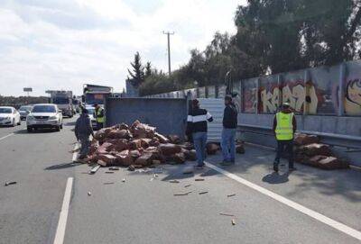 На въезде в столицу Кипра перевернулся полугрузовик с дровами - russiancyprus.news - Кипр - Никосия