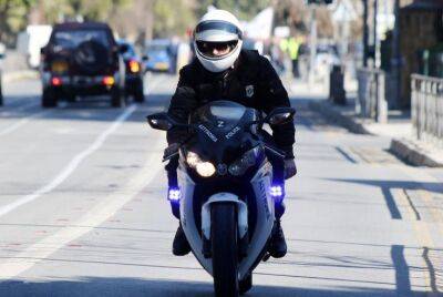 Иоаннис Агиос - Мотоциклист с пистолетом спровоцировал две аварии в Лимассоле и в итоге убежал от полиции - evropakipr.com - Кипр