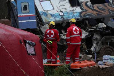 Греческие спасатели прочесывают обломки крушения поезда, надежды тают, по меньшей мере 44 пассажира погибли - kiprinform.com - Греция