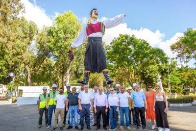 В муниципальном парке Лимассола установили семиметровую статую винодела Вракаса - cyprusbutterfly.com.cy - Кипр - Никос - деревня Лимассол