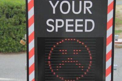 Знаки со смайликами фиксируют скорость на дорогах Пафоса - cyprusbutterfly.com.cy
