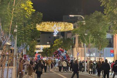 В Никосии торжественно зажгли огни на главной рождественской елке города - cyprusbutterfly.com.cy - Никосия