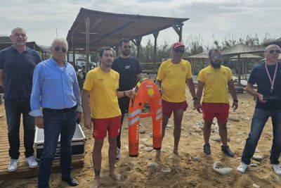 Спасателям пляжа Lemba подарили "умные" спасательные жилеты - cyprusbutterfly.com.cy - Кипр