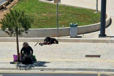 Фотография женщины, лежащей на тротуаре у автобусной остановки в Пафосе, облетела интернет - cyprusbutterfly.com.cy