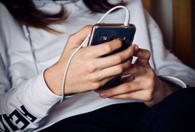 Афина Михаилиду - Правительство Кипра запретило мобильные телефоны в школах - russiancyprus.news - Кипр