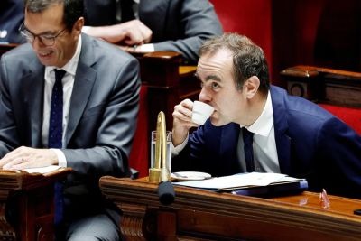 Премьер-министр Франции Себастьян Лекорну пережил два вотума недоверия, пообещав приостановить пенсионную реформу Макрона - kiprinform.com - Франция - Париж - Президент