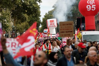 Эммануэль Макрон - Франсуа Байр - Протесты во Франции против планов бюджетной экономии: десятки тысяч вышли на улицы - kiprinform.com - Франция - Париж