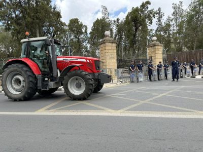 Андреас Кеттис - В Ларнаке пожарные спасли мужчину, зажатого в перевернувшемся тракторе - kiprinform.com - Кипр
