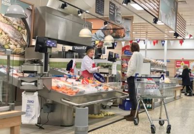 Рэйчел Ривз - Tesco: британцы продолжают больше есть дома, избегая ресторанов - kiprinform.com - Англия - Лондон