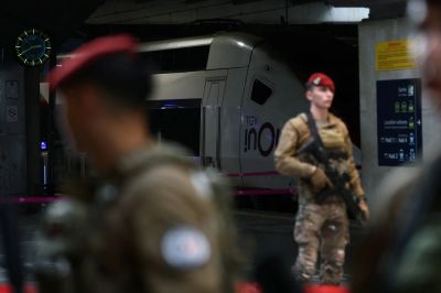 Французская полиция застрелила вооружённого ножом мужчину на вокзале Монпарнас - kiprinform.com - Франция - Париж