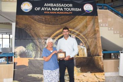 Шведка посетившая Айя-Напу 34 раза, удостоена звания посла туризма города - kiprinform.com - Кипр