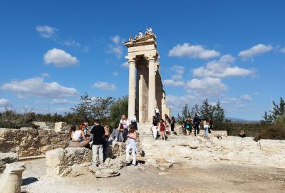 Аполлон Гилатский - На крышу святилища Аполлона на Кипре забрались туристы - evropakipr.com - Кипр