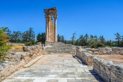 Скандал в святилище Аполлона: туристы устроили фотосессию на памятнике - cyprusbutterfly.com.cy - Кипр