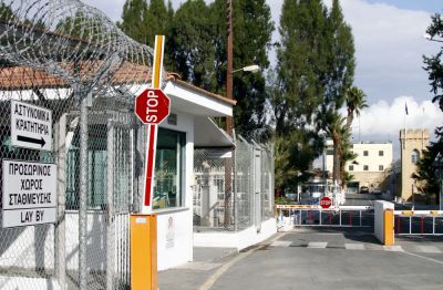 Иоанн Сотирис - Парламентский комитет обсудил задержку открытия тюрьмы для несовершеннолетних и борьбу с мобильными телефонами в центральной тюрьме - kiprinform.com - Кипр - Никосия