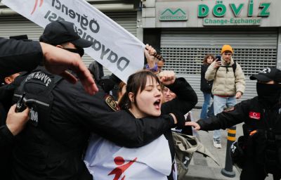 Тайип Эрдоган - Турецкая полиция вступила в потасовку с первомайскими демонстрантами в Стамбуле, задержаны сотни человек - kiprinform.com - Турция - Стамбул