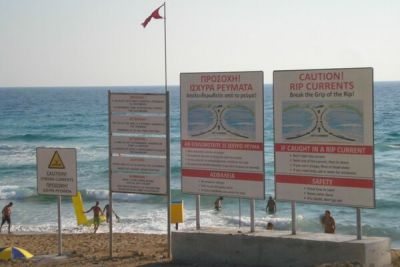 В Пафосе на пляже спасатели спасли тонущего купальщика - cyprusbutterfly.com.cy