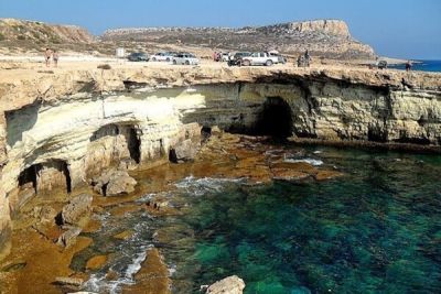 Андреас Кеттис - В районе Фамагусты в морских пещерах спасли женщину - cyprusbutterfly.com.cy - Кипр